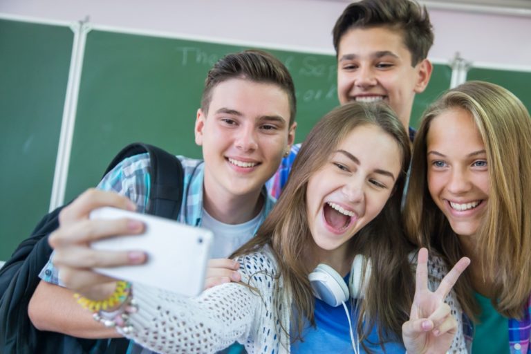 Adolescentes SOMENTE DE 12 A 15 ANOS